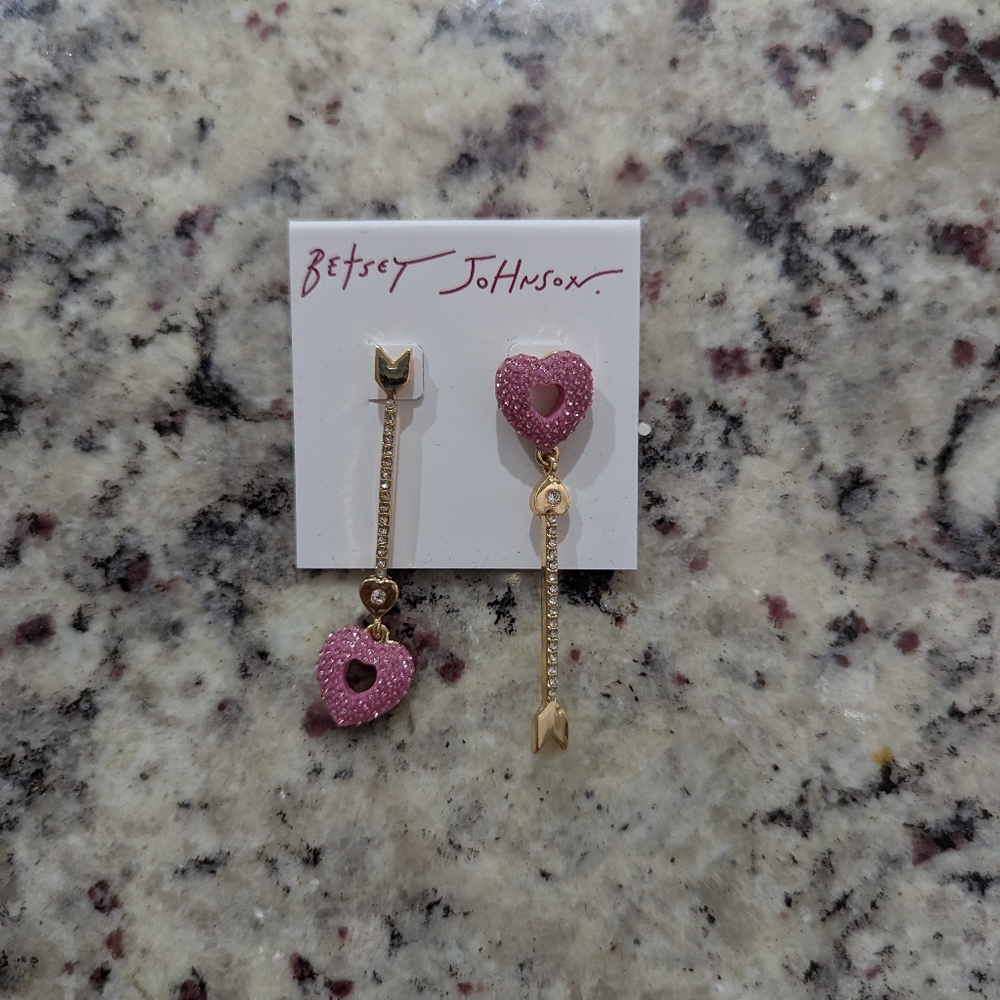 🩷🩷🩷 Betsy Johnson cute mismatched pink heart 🩷🩷🩷